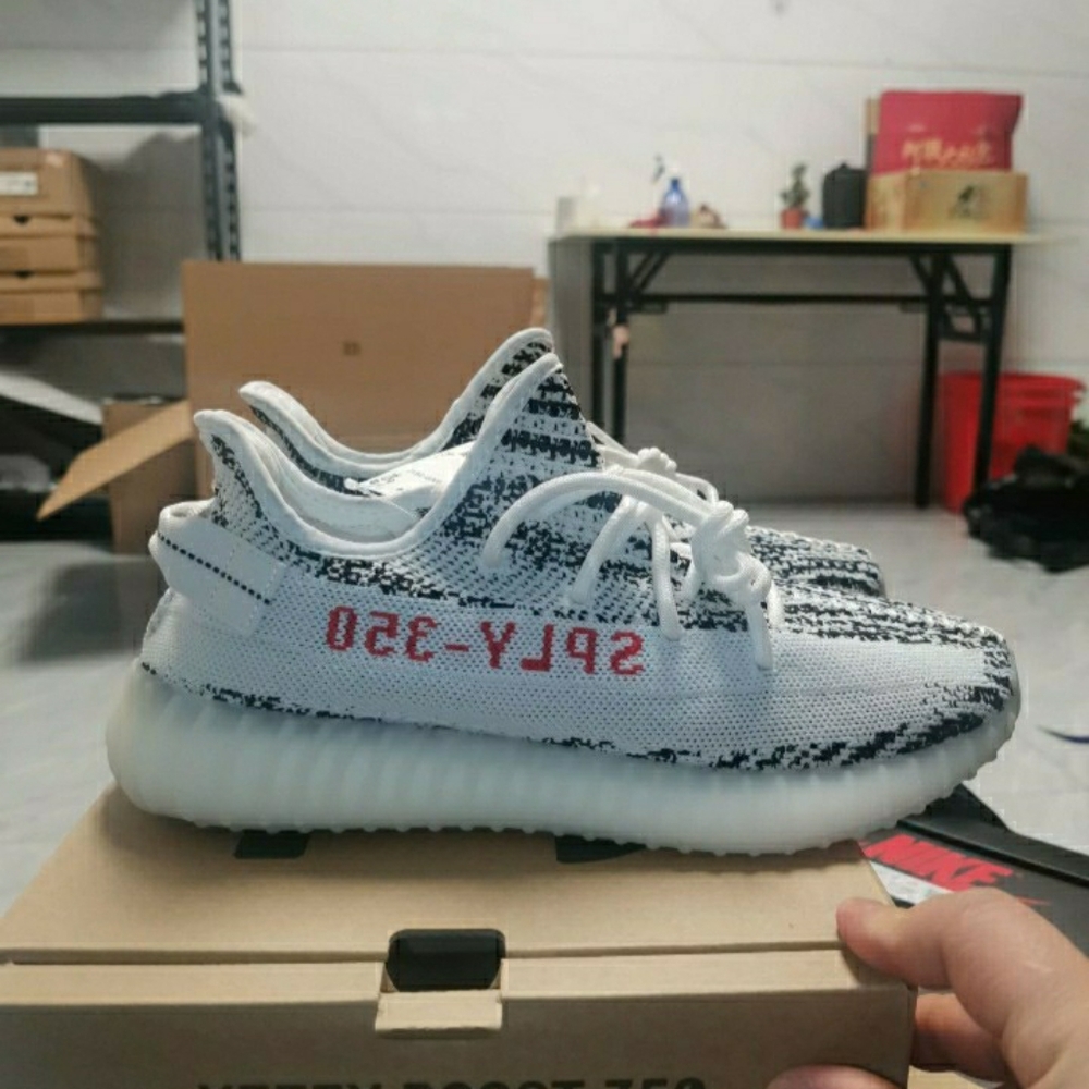 Yeezy boost 350 V2 Zebra - Picture 1 of 4